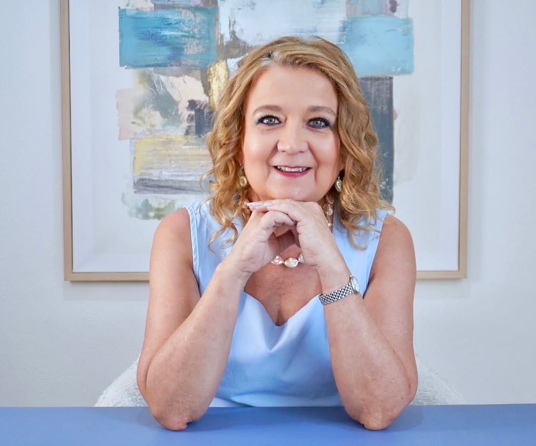Lorena Nava, tanatóloga de mujeres, escuchando con calidez